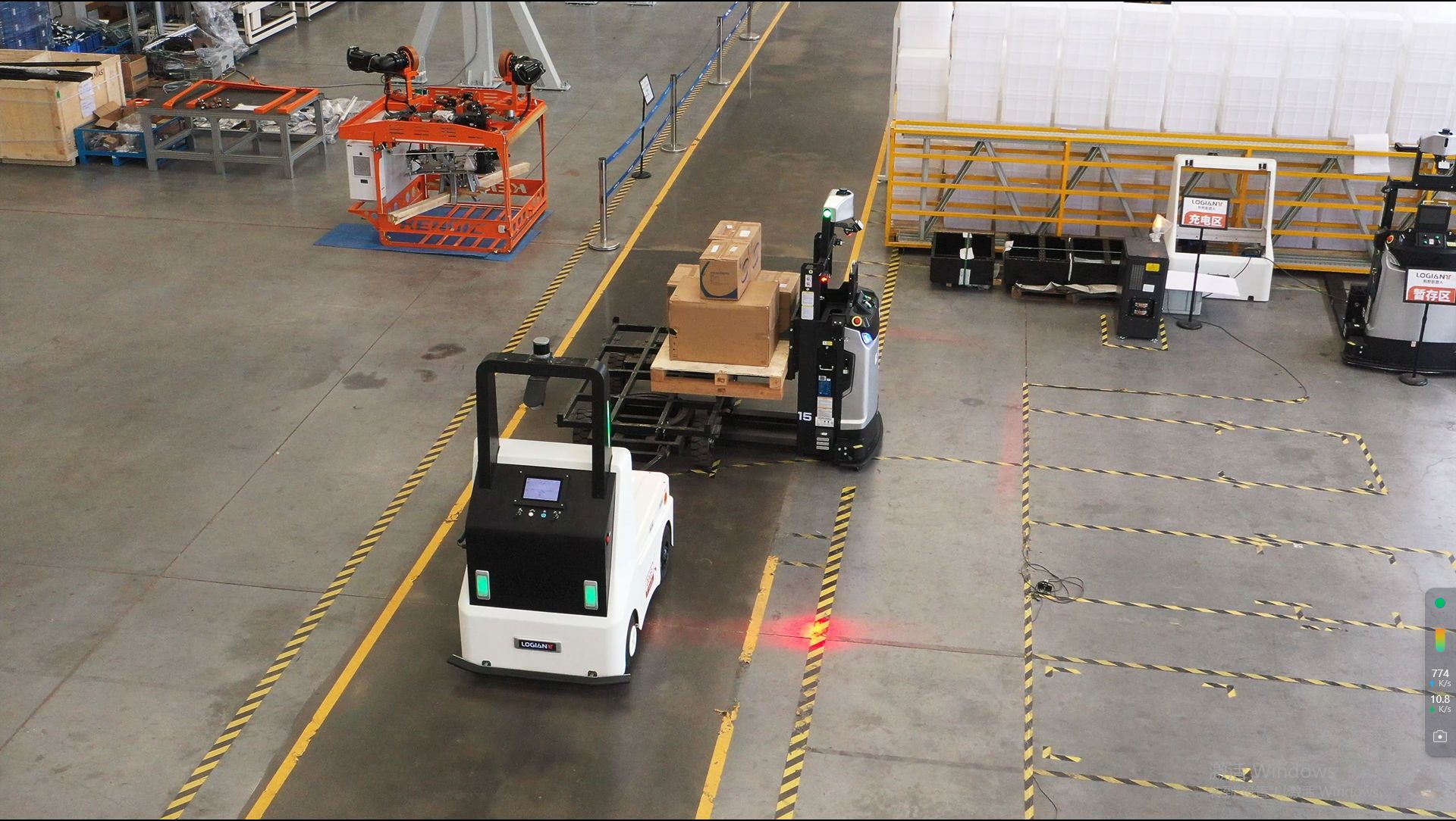 牽引車(chē)與叉車(chē)接軌工作 圖片